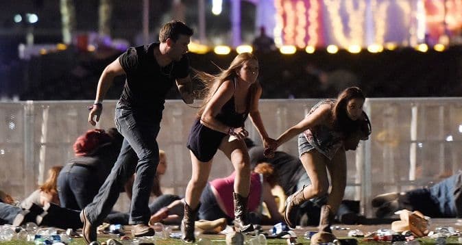 Ubica bio milioner, u hotelskoj sobi pronađeno 42 komada oružja Ubica bio milioner, u hotelskoj sobi pronađeno 42 komada oružja