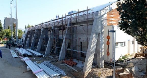 Počelo postavljanje lima na krovu vaterpolo bazena Počelo postavljanje lima na krovu vaterpolo bazena