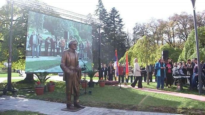 Poslije samo četiri dana oskrnavljen spomenik Draganu Nikoliću Poslije samo četiri dana oskrnavljen spomenik Draganu Nikoliću