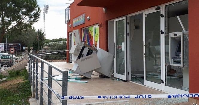 Raznijeli bankomat, pa odnijeli novac Raznijeli bankomat, pa odnijeli novac