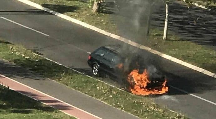 Podgorica: Zapaljen automobil u Bloku 5 (Foto) Podgorica: Zapaljen automobil u Bloku 5 (Foto)