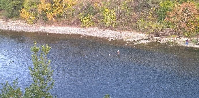Nizak nivo Morače: Podgoričanin "debelo" zagazio u rijeku Nizak nivo Morače: Podgoričanin "debelo" zagazio u rijeku