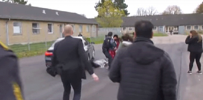 Danska: Migrantkinja se bacila na ministarkin auto Danska: Migrantkinja se bacila na ministarkin auto