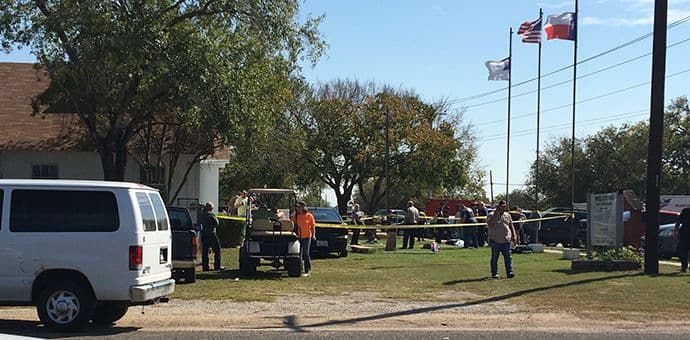 Teksas: Najmanje 27 mrtvih u pucnjavi u crkvi (Foto) Teksas: Najmanje 27 mrtvih u pucnjavi u crkvi (Foto)