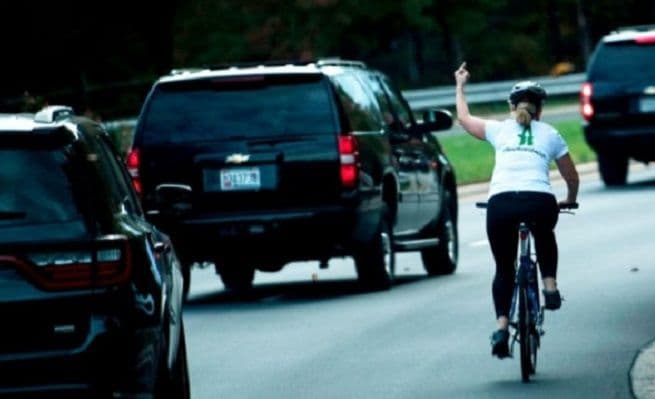 Otpuštena jer je Trampu pokazala srednji prst Otpuštena jer je Trampu pokazala srednji prst