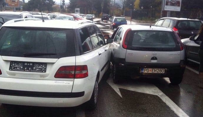 Saobraćajni kolaps kod Sportskog centra zbog automobila bez vozača Saobraćajni kolaps kod Sportskog centra zbog automobila bez vozača