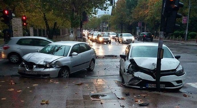 Podgorica: Udes kod hotela Hilton, jedna osoba povrijeđena (Foto) Podgorica: Udes kod hotela Hilton, jedna osoba povrijeđena (Foto)