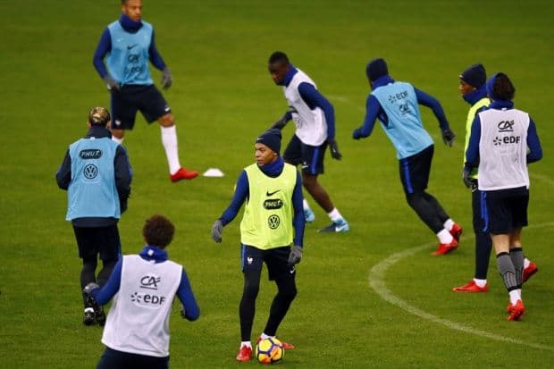 Fudbaleri Francuske odaju počast žrtvama napada u Parizu Fudbaleri Francuske odaju počast žrtvama napada u Parizu