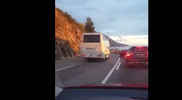 Samo bahato: Autobusom u krivini obišao kolonu (Video) Samo bahato: Autobusom u krivini obišao kolonu (Video)