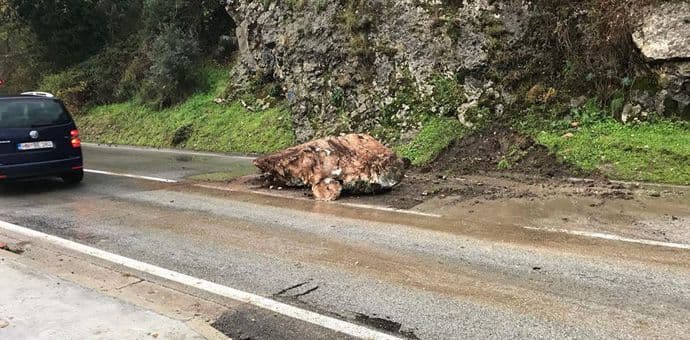 Velika stijena na putu iz Igala ka Sutorini Velika stijena na putu iz Igala ka Sutorini