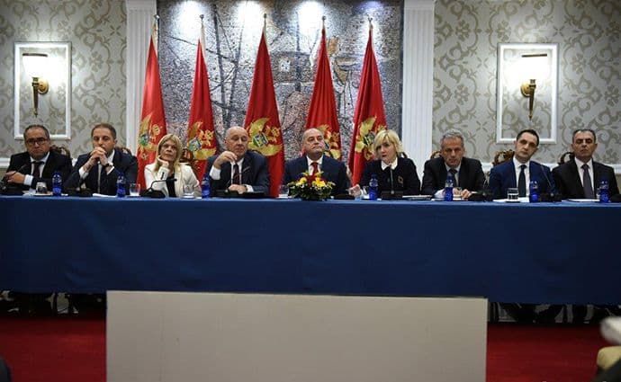 Država se manje zadužuje, ulaže se u nauku, bez povišice za javni sektor Država se manje zadužuje, ulaže se u nauku, bez povišice za javni sektor