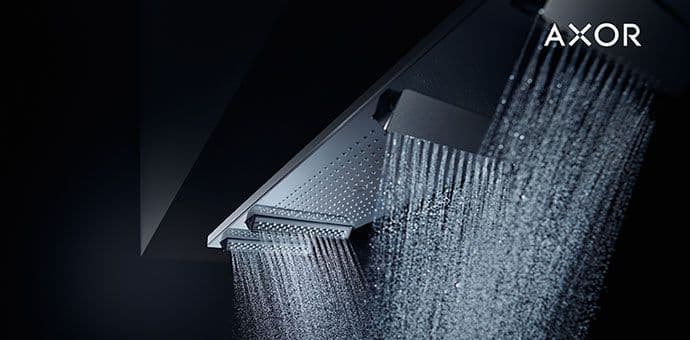 Tuširanje pod puderastim vodenim plaštom Tuširanje pod puderastim vodenim plaštom