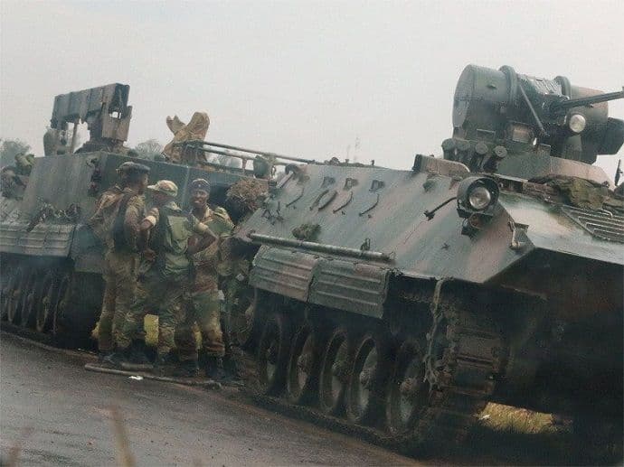 Vojska drži predsjednika na nišanu, tenkovi u glavnom gradu Vojska drži predsjednika na nišanu, tenkovi u glavnom gradu