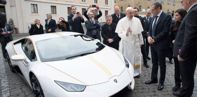 Papa prodaje osveštani „lamborgini" Papa prodaje osveštani „lamborgini"