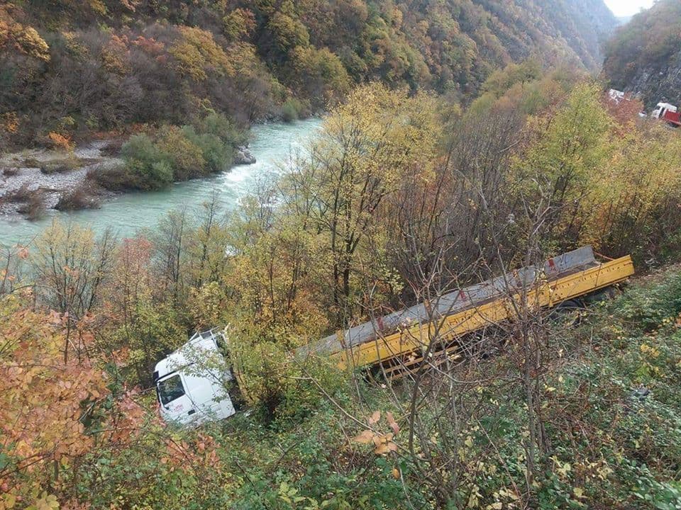 Kamion sletio u provaliju Kamion sletio u provaliju