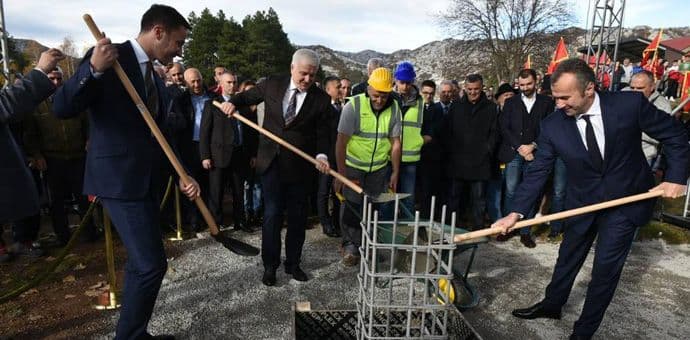 Marković, Savićević i Bogdanović položili kamen-temeljac za gradski stadion Marković, Savićević i Bogdanović položili kamen-temeljac za gradski stadion