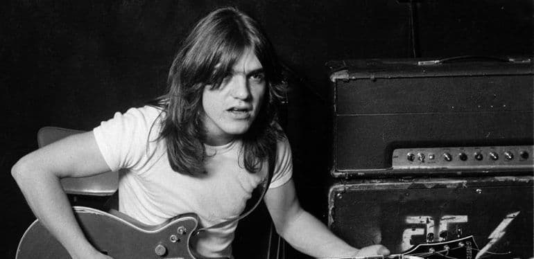 Preminuo gitarista legendarne grupe AC/DC Preminuo gitarista legendarne grupe AC/DC