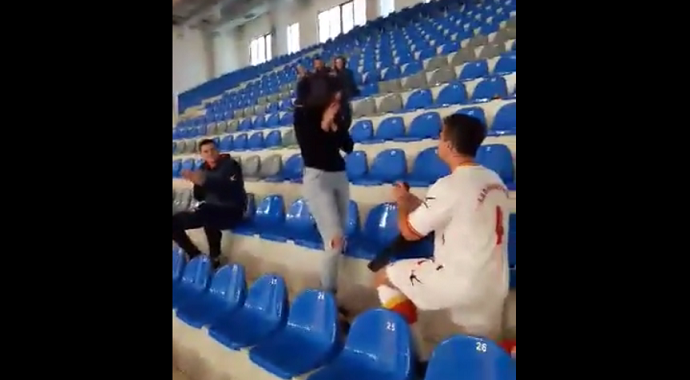 Podgorica: Pala prosidba na utakmici (Video) Podgorica: Pala prosidba na utakmici (Video)