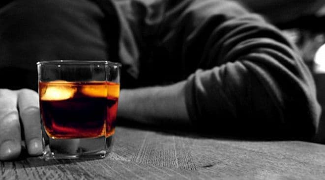 Pao sa devetog sprata i nastavio da pije Pao sa devetog sprata i nastavio da pije