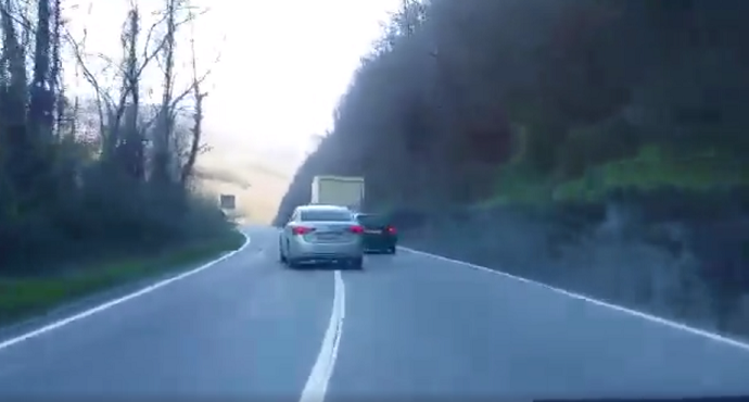 VIDEO: Pretiče dva vozila na punoj liniji VIDEO: Pretiče dva vozila na punoj liniji
