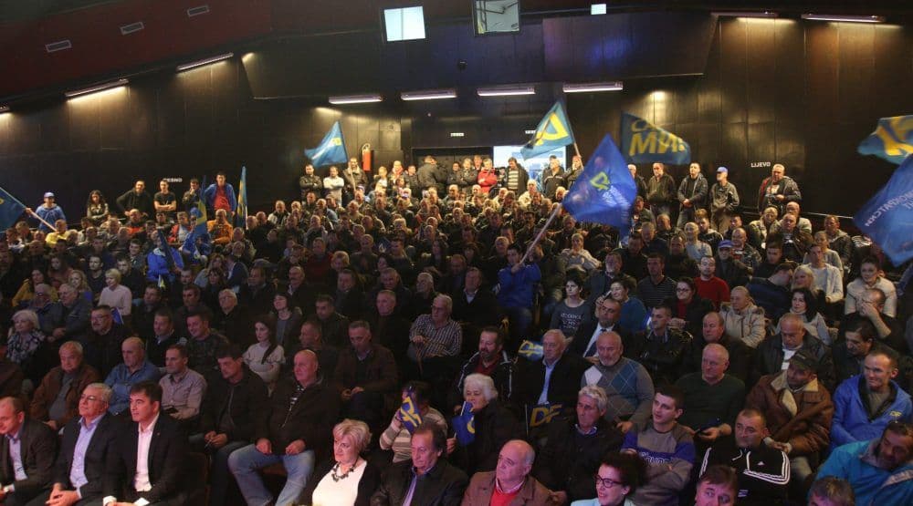 Moj drug Edi mi je rekao da ne dolazim večeras u Mojkovac Moj drug Edi mi je rekao da ne dolazim večeras u Mojkovac