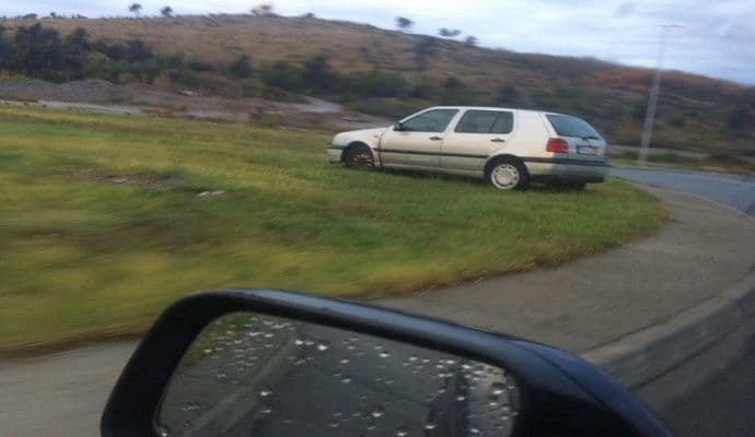 FOTO: Parkirao se na kružnom toku FOTO: Parkirao se na kružnom toku