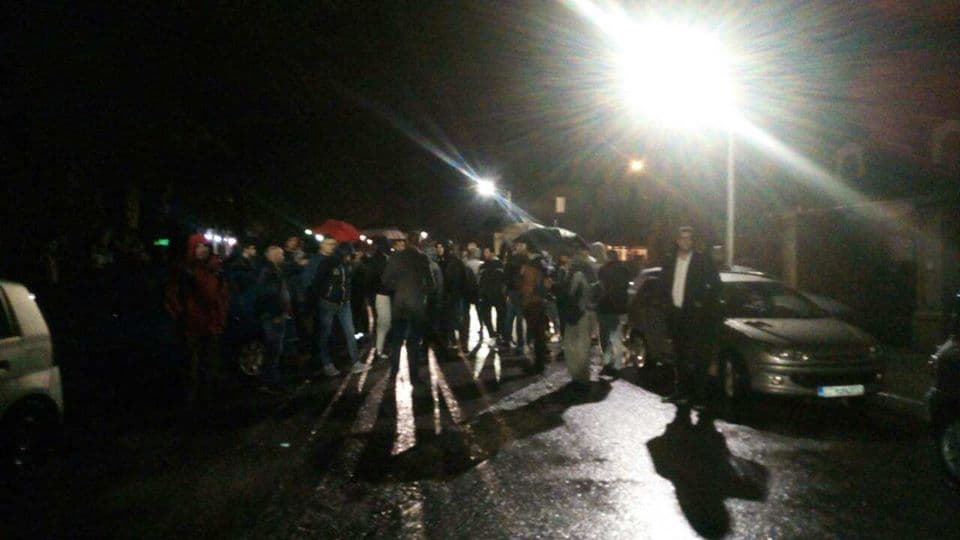 Opozicioni aktivisti ispred zgrade Obod Geneksa Opozicioni aktivisti ispred zgrade Obod Geneksa