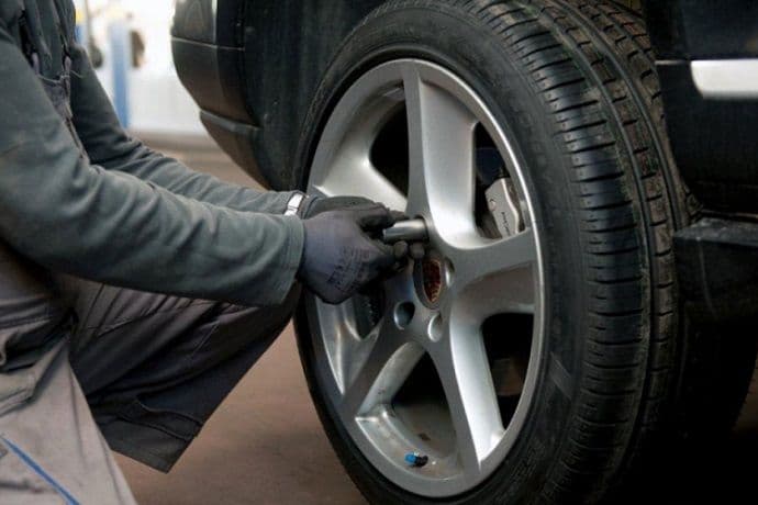 Zašto su automobilske gume uvijek crne boje? Zašto su automobilske gume uvijek crne boje?