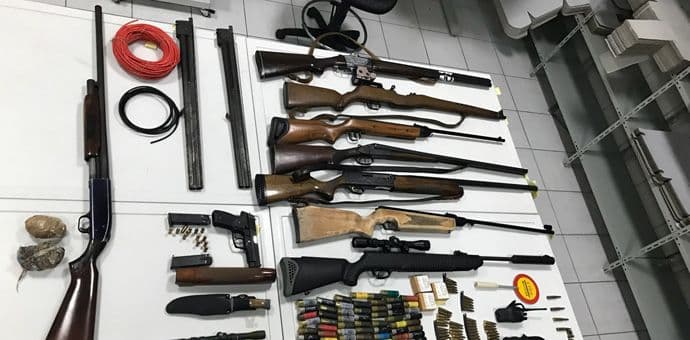 Policija oduzela oružje, vozila, municiju... Policija oduzela oružje, vozila, municiju...