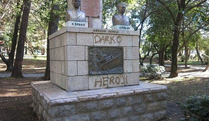 Spomenik herojima u Tivtu išaran grafitima Spomenik herojima u Tivtu išaran grafitima