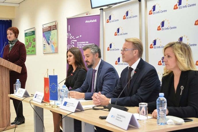 Efikasna i profesionalna javna uprava imperativ uspješne EU integracije Efikasna i profesionalna javna uprava imperativ uspješne EU integracije