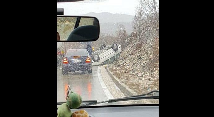 Automobil završio na krovu (Foto) Automobil završio na krovu (Foto)