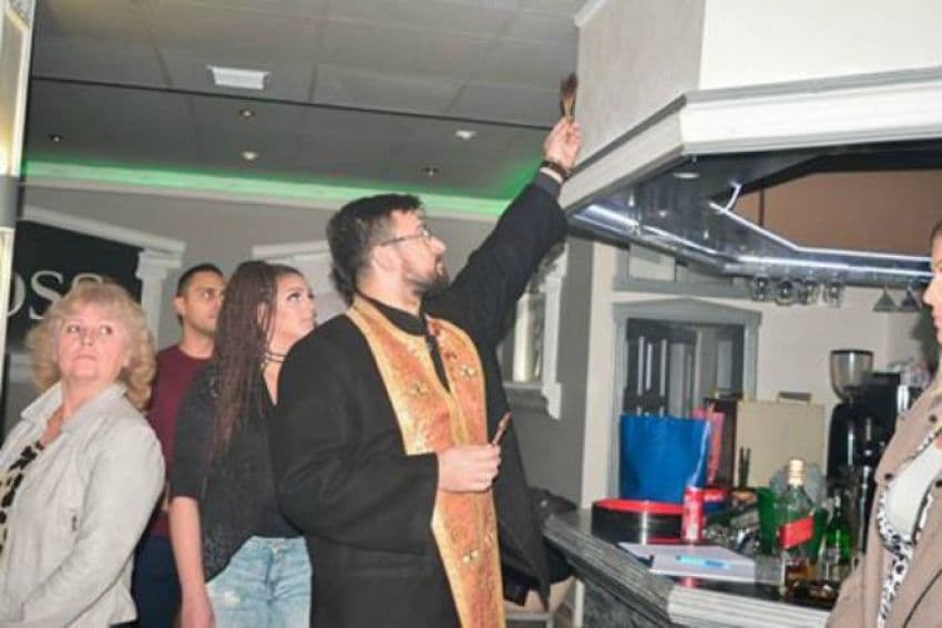 Sveštenik osveštao noćni klub kod Pančeva Sveštenik osveštao noćni klub kod Pančeva