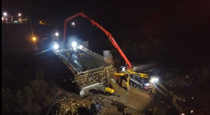 Izlivena prva ploča na jednom od 45 mostova (Video) Izlivena prva ploča na jednom od 45 mostova (Video)