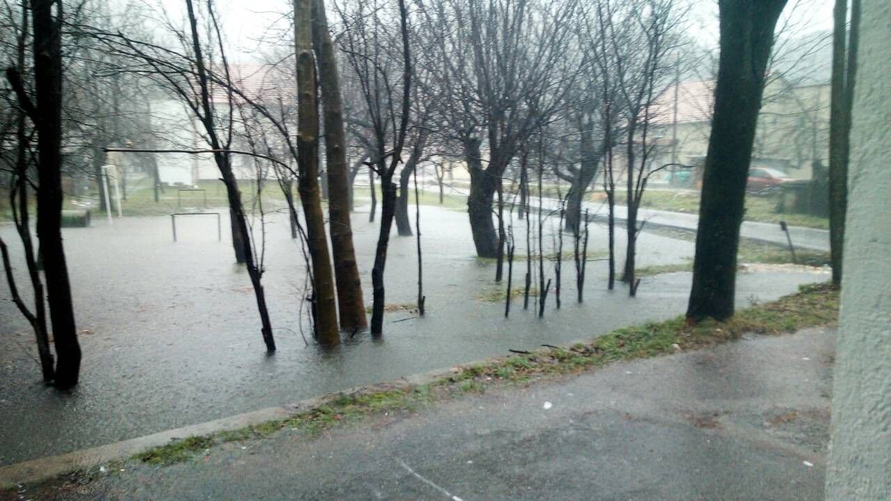 Kolaps na Cetinju, grad bez struje, bager prevrnut na ponoru Kolaps na Cetinju, grad bez struje, bager prevrnut na ponoru