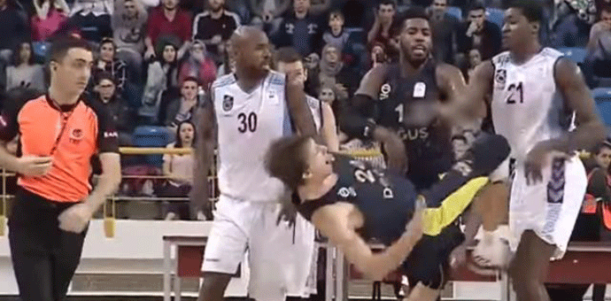 Obekpa bacio Veselog na pod (VIDEO) Obekpa bacio Veselog na pod (VIDEO)