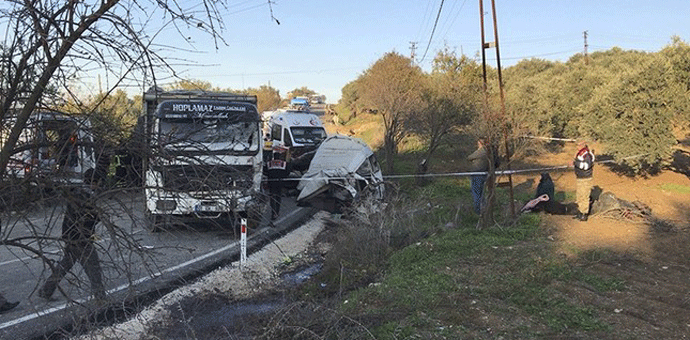 Stravičan udes minibusa i kamiona u Turskoj, 10 mrtvih Stravičan udes minibusa i kamiona u Turskoj, 10 mrtvih