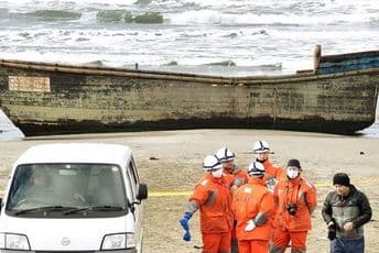 Drveni brodovi puni ljudskih kostiju danima pristižu na obalu