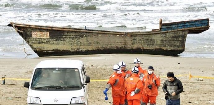 Drveni brodovi puni ljudskih kostiju danima pristižu na obalu Drveni brodovi puni ljudskih kostiju danima pristižu na obalu