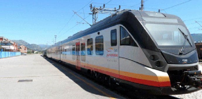 Vozovi kamenovani pa isključeni iz saobraćaja Vozovi kamenovani pa isključeni iz saobraćaja