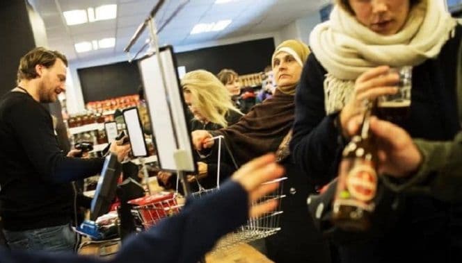 Danci oduševljeni prodavnicama sa hranom kojoj je istekao rok trajanja Danci oduševljeni prodavnicama sa hranom kojoj je istekao rok trajanja