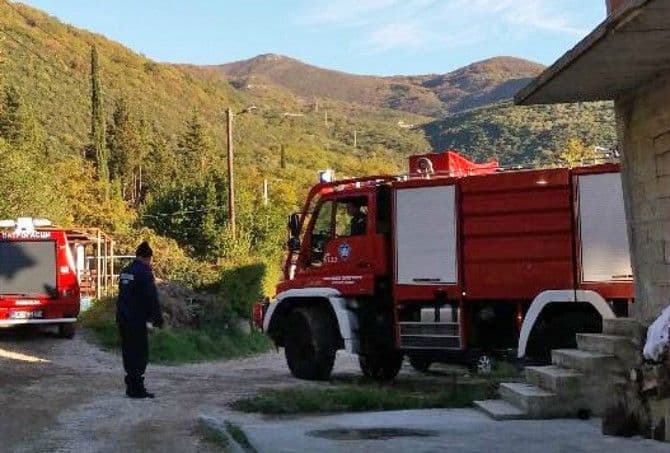 Vatrena stihija progutala kuću do temelja, ukućani spašeni Vatrena stihija progutala kuću do temelja, ukućani spašeni