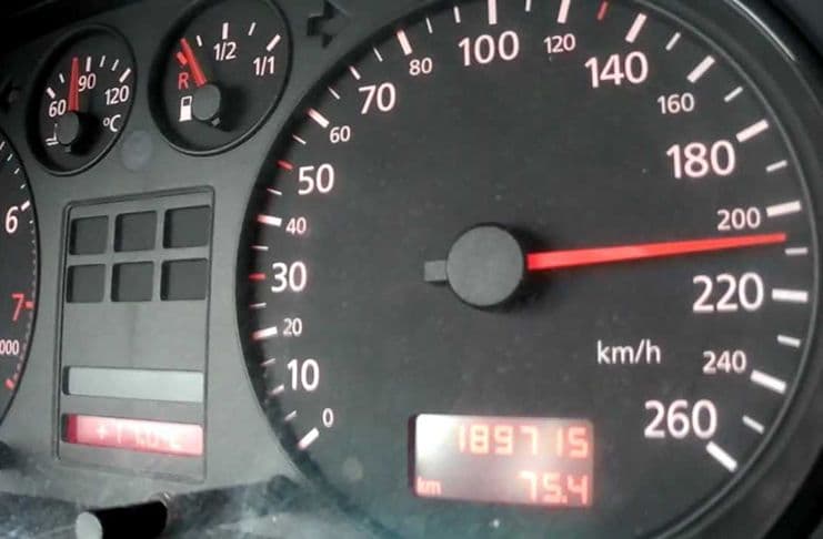 Podgoričanin vozio 200 na sat i ostao bez vozačke Podgoričanin vozio 200 na sat i ostao bez vozačke