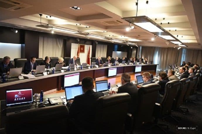 Porodici Jovanović 6.000 eura povodom rođenja trojki Porodici Jovanović 6.000 eura povodom rođenja trojki