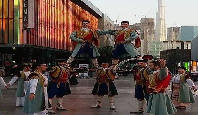 Crnogorci u tradicionalnoj nošnji u Dubaiju Crnogorci u tradicionalnoj nošnji u Dubaiju