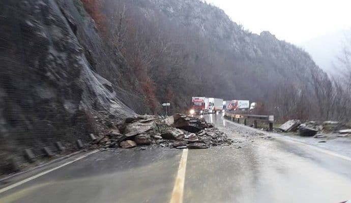 Veliki odron na putu Kolašin-Podgorica Veliki odron na putu Kolašin-Podgorica