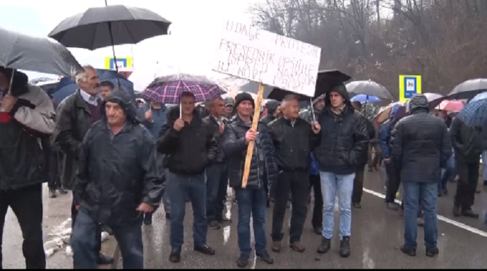 Malinari blokirali put prema Crnoj Gori Malinari blokirali put prema Crnoj Gori