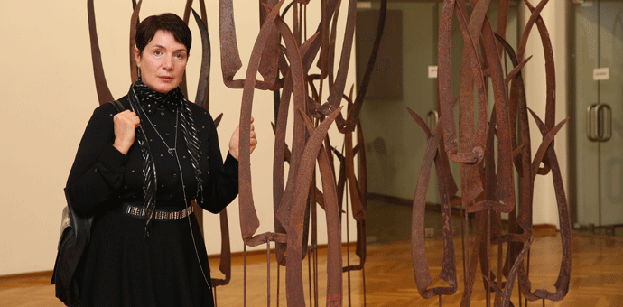 Klupko emocija u metalnim površinama Klupko emocija u metalnim površinama