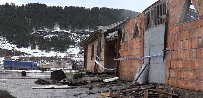 Vatrogascima ukrali crijeva dok su gasili vatru Vatrogascima ukrali crijeva dok su gasili vatru