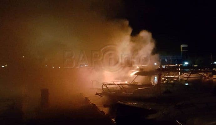 Izgorjelo šest barki u Baru Izgorjelo šest barki u Baru